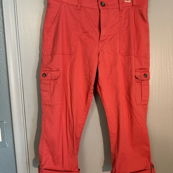 Lee relaxed fit mid rise capris, elastic waistband, 6 pockets, 10, EUC - Picture 3 of 11